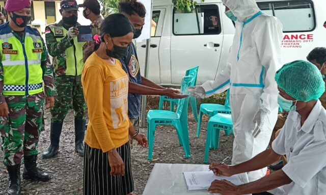 Tidak Mengenal Lelah Prajurit Satgas Yonarmed Turut Serta Piket