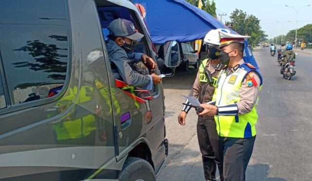 Polres Gresik Sebanyak 101 Kendaraan Diputarbalik Larangan Mudik