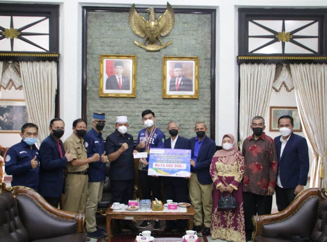 Plh Bupati OKU Drs H Edward Candra M H Memberikan Bonus Kepada