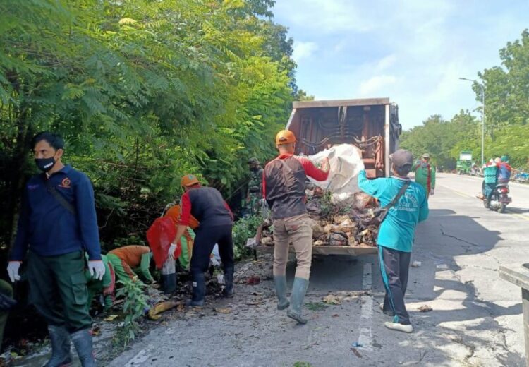 Banyak Sampah Di Jalan Raya Arteri KPH Padangan Perum Perhutani Kerja