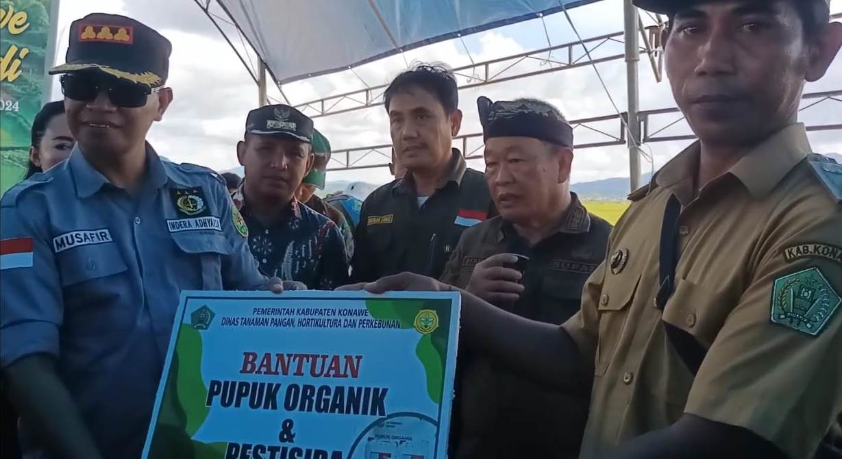 Pj Bupati Konawe Dr H Harmin Ramba Se Mm Panen Perdana Padi Di Desa