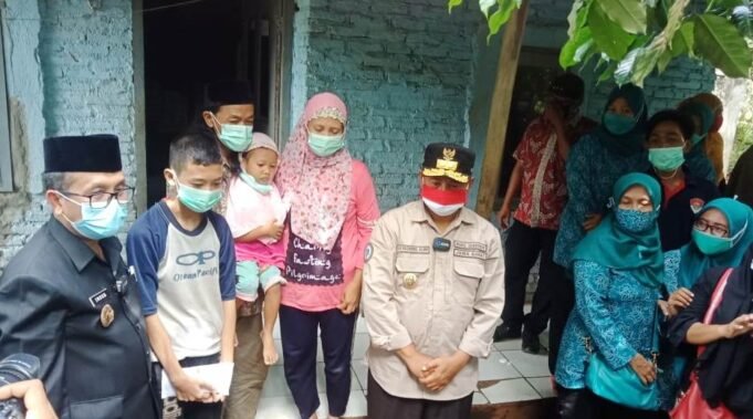 Bupati Cirebon Kunker Blusukan Ajak Wagub Jabar Berikan Bantuan Ke Fadli, Salah Satu Warga Desa Setu Wetan yang Tak Miliki Anus