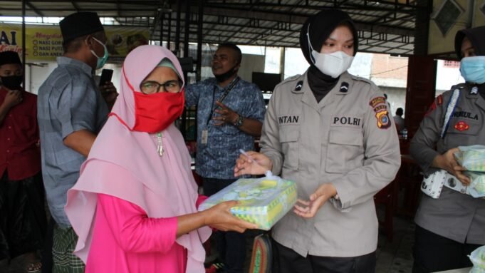 Tahun 2021, Kapolres Lhokseumawe Lanjutkan Program Jum’at Baroqah Berbagi Ratusan Paket Nasi