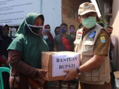 Bupati Cirebon Beri Bantuan Korban Angin Puting Beliung