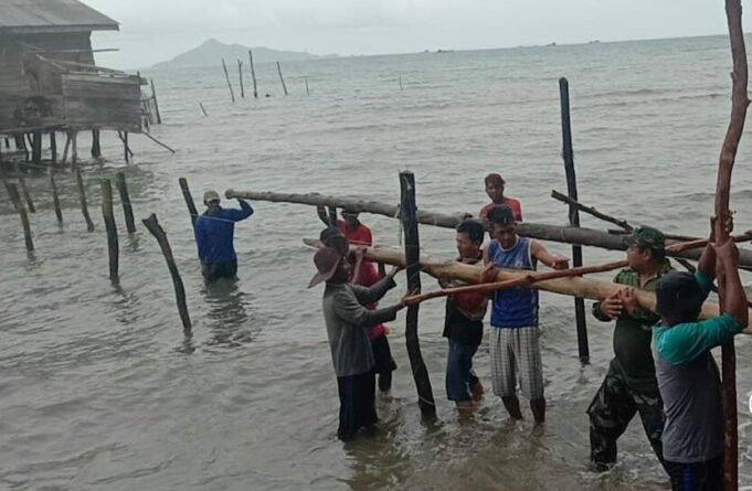 Babinsa Desa Mensanak Koptu A. Harahap Bersama Masyarakat, Rehap Rumah Warga yang Terkena Musibah