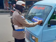 Sat lantas Gencar Ops Yustisi Dengan Pemasangan Stiker Mobil Angkot