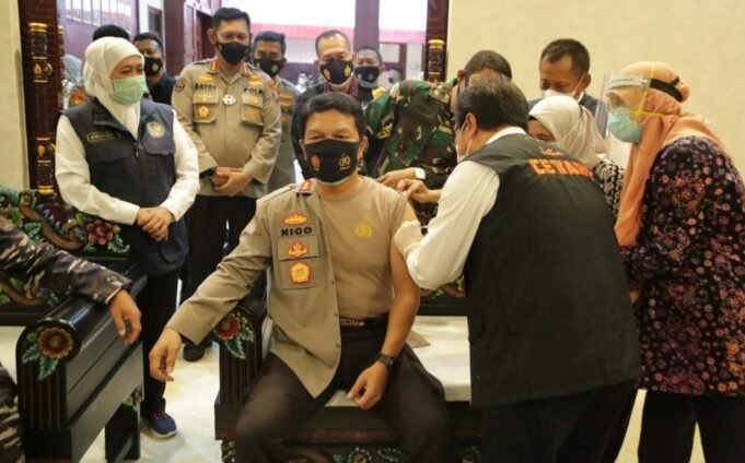 Kapolda Jatim dan Pangkoarmada II Suntik Vaksin