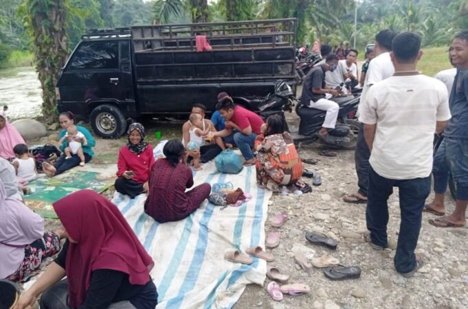 Manfaatkan Liburan, Warga Desa Sikelondang Marga Padang dan Warga Sekitar Bakar Ikan Bersama Keluarga