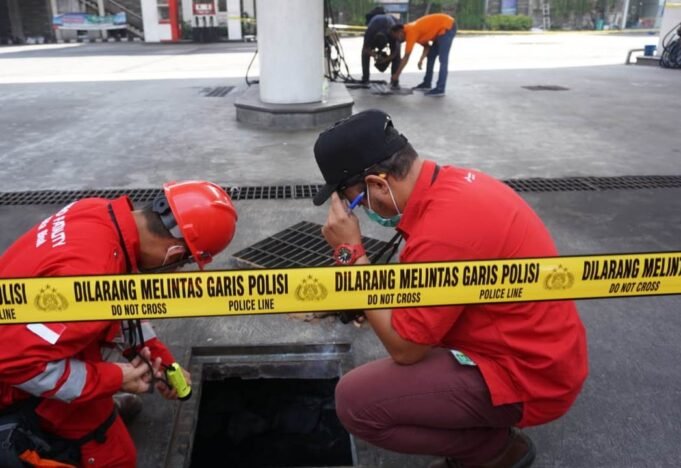 Labfor Polda Jatim dan Polrestabes Lakukan Olah TKP Ledakan di Dekat SPBU Tandes