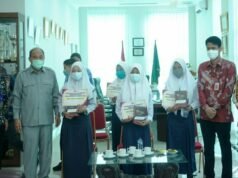OJK Serahkan Bantuan Handphone 30 Unit Kepada Siswa Siswi di Kota Tebing Tinggi