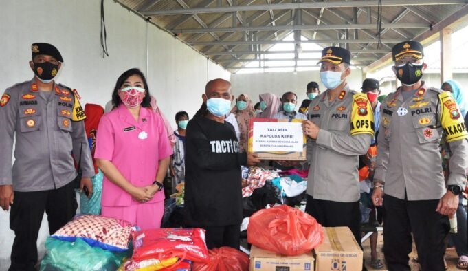 Pembagian Sembako dan Tali Asih Dari Kapolda Kepri, Kapolres Tanjungpinang dan Bhayangkari Cabang Tanjungpinang Bagi Korban Banjir