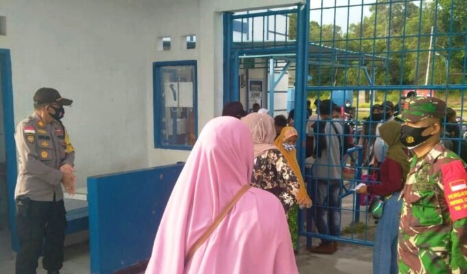 Babinsa Senayang Menertibkan Prokes Penumpang Verry