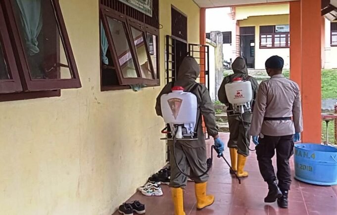 Covid 19 Belum Usai, Brimob Polda Aceh Sosialisasi Protokol Kesehatan Serta Semprot Disinfektan di Sekolah