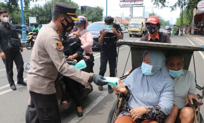 Polres Bersama Dir. Polair Polda Jabar, Giat Bagi – bagi Masker dan Sosialisasi Vaksin