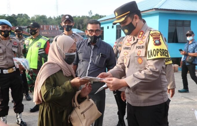 Polres Lingga Lakukan Edukasi Pembagian Masker Gratis