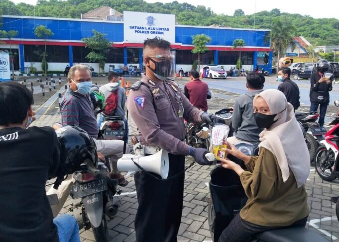 Jaga Imun Tubuh, Satlantas Polres Gresik Bagikan Vitamin Kepada Pemohon SIM