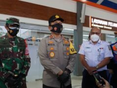 Kapolda Jatim Dan Pangdam V Brawijaya, Melakukan Pengecekan Prokes di Stasiun Kereta Api Pasar Turi
