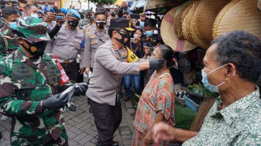 Kapolda Jatim Memakaikan Masker Secara Langsung ke ...