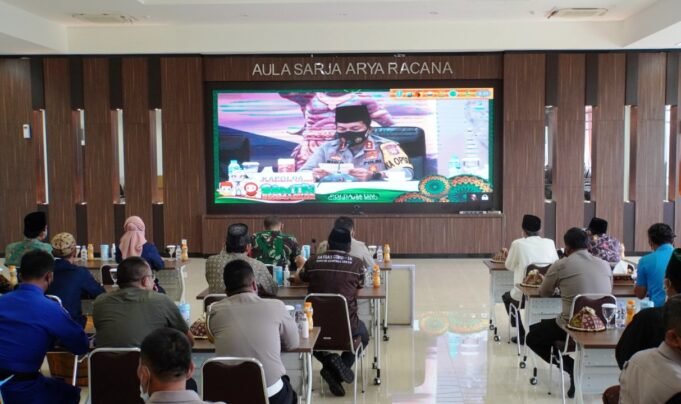 Kapolres Gresik Hadiri Vidcon Pencanangan “Santri Bermasker”
