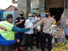 Kapolresta dan Bupati Cirebon Bagikan 2000 Masker di Pasar Sumber dan Sekitarnya