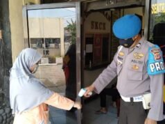 Kapolsek Gunung Jati, Disiplinkan Masyarakat yang Datang ke Polsek Gunung Jati Periksa Suhu Tubuh Dengan Thermo Gun