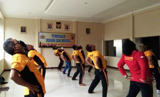 Kapolsek Gunung Jati Olah Raga Bersama Anggota Manfaatkan Aula Gunung Jati Guyub