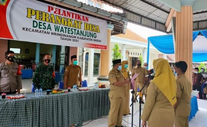 Kapolsek Wringinanom Bersama Muspika Menghadiri Pelantikan Perangkat Desa Wates Tanjung