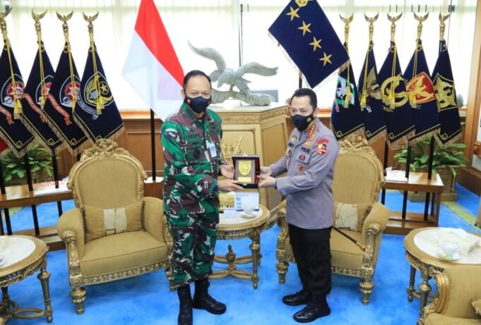 Kunjungi KSAU, Kapolri Harap Sinergitas Dari Atas Hingga Bawah Tegakan Displin Prokes Masyarakat