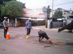 Luar Biasa Kasat Lantas Sentil PUPR Dengan Menambal Jalan Rusak