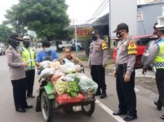 Ops Yustisi Gabungan TNI/Polri dan Instansi Pemerintah Polsek Kedawung, Tegur 30 orang dan Berbagi Masker 20 Pcs
