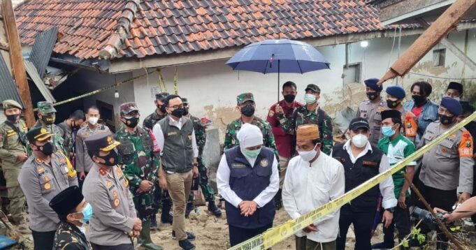 Pangdam V/Brawijaya Bersama Forpimda Jatim Berikan Bansos Kepada Korban Tanah Longsor di Ponpes Annidhomiyah Pamekasan