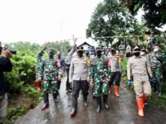 Pangdam V Brawijaya dan Kapolda Jatim Tinjau Lokasi Tanah Longsor di Desa Ngetos Kabupaten Nganjuk