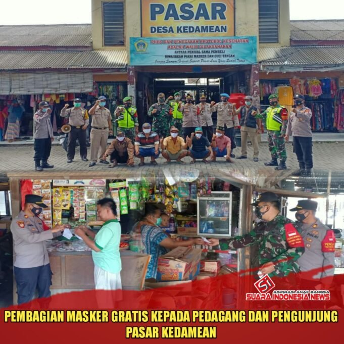 Peduli Kesehatan, Polsek Kedamean Bersama Forkopimcam Kedamean Bagikan Masker Gratis