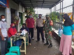 Personil Polsek Lemahwungkuk, Kawal Pembagian Bansos Pemerintah