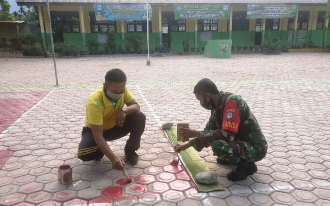 Salurkan Hobi Siswa, Babinsa Bantu Pengecatan Sarana Olahraga Umum Disekolah