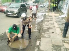 Satlantas Polres Cirebon Kota, Peduli Pengguna Jalan Tambal Jalan Berlubang