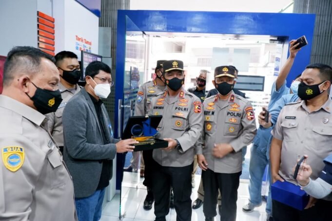 Tegas ke Pelanggar Prokes, Polri Ganjar Penghargaan Satpam BRI di Makassar