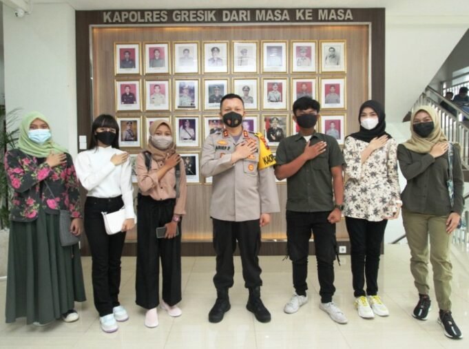 Berbagi Ilmu Kepada Pelajar, Kapolres Gresik Dikunjungi Para Finalis Lomba Baca Berita PWI