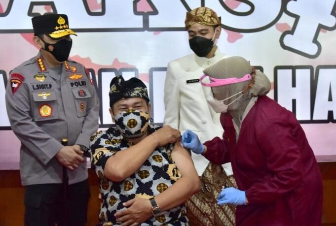 Bersama Wali Kota Solo, Kapolri Tinjau Vaksinasi Dosen dan Pemuka Lintas Agama