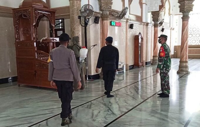 Cegah Penyebaran Covid 19, Brimob Polda Aceh Semprot Disinfektan di Mesjid