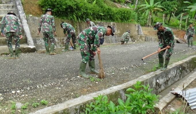 Satgas TMMD Ke 110 /21 Wilayah Kodim 0213/Nias Peduli Kebersihan Lingkunganya