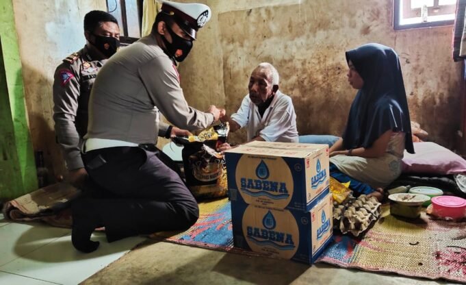 Jumat Barokah, Polantas Aceh Singkil Berbagi Sembako Untuk Fakir Miskin dan Dhuafa