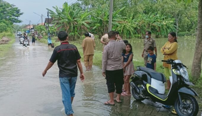 Gerak Cepat, Kapolsek Kedamean Beserta Forkopincam Meninjau Lokasi Banjir