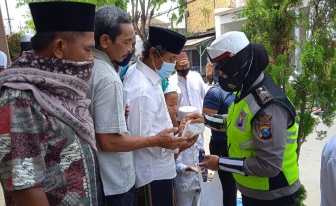 Tiada Hari Tanpa Berbagi, Satlantas Polres Gresik Laksanakan Giat Jum’at Berkah