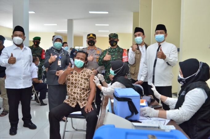 Kapolres Gresik Dampingi Bupati Tinjau Vaksinasi Pengemudi, Petugas dan Awak Transpotasi di Terminal Bunder