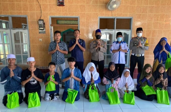 Musholla Nurul Hidayah Mendapat Bantuan Kasat Lantas Polres Ciko