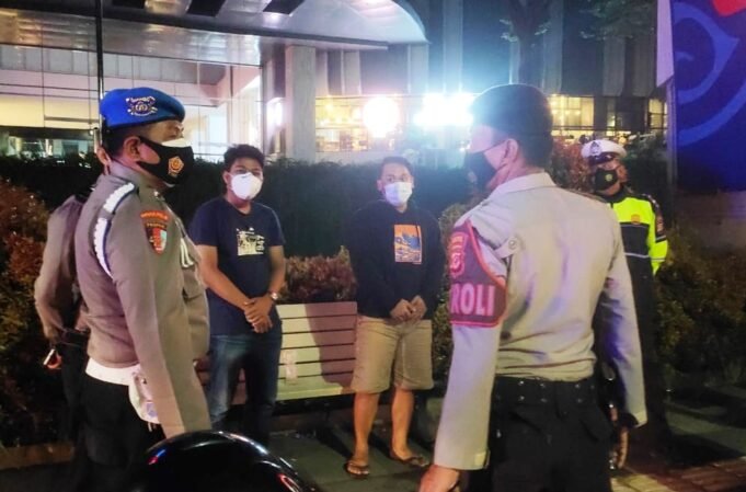 Patroli Gabungan Ops Yustisi Polres Ciko Rutin Himbau Warga Tidak Berkerumun
