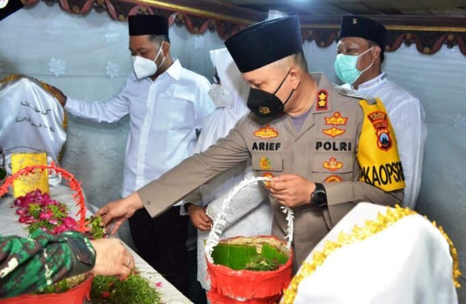 Peringati Hari Jadi Kota Gresik, Kapolres Gresik Bersama Forkopimda Ziarah Wali