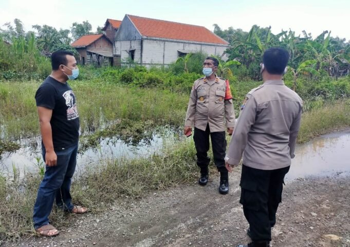 Wakapolsek Kedamean Pantau Warga Terdampak Luapan Kali Lamong Dusun Gorekan Kidul dan Dusun Gorekan Lor