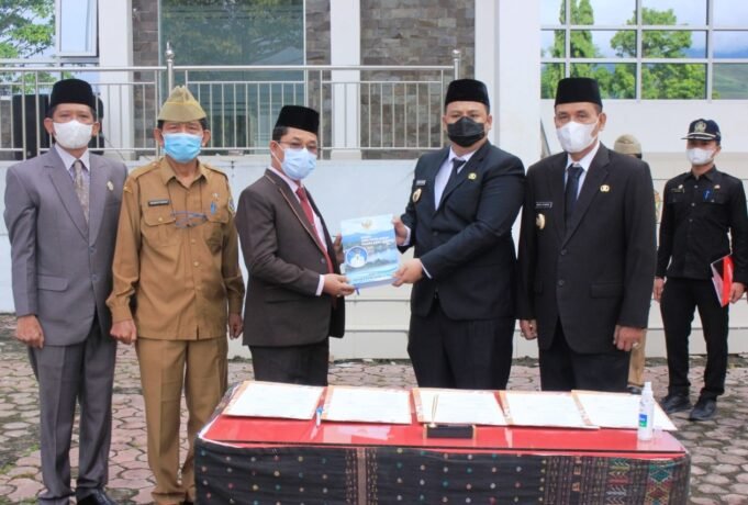 Bupati Bersama Wakil Bupati Samosir Pimpin Apel Gabungan Perdana di Lingkungan Pemkab Samosir